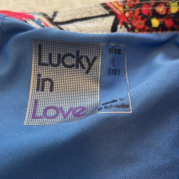 Beautiful multi-colored tennis shirt
Very good condition - Picture 2 of 4